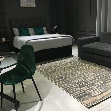 Black Rose Guesthouse Soweto Ngoại thất bức ảnh