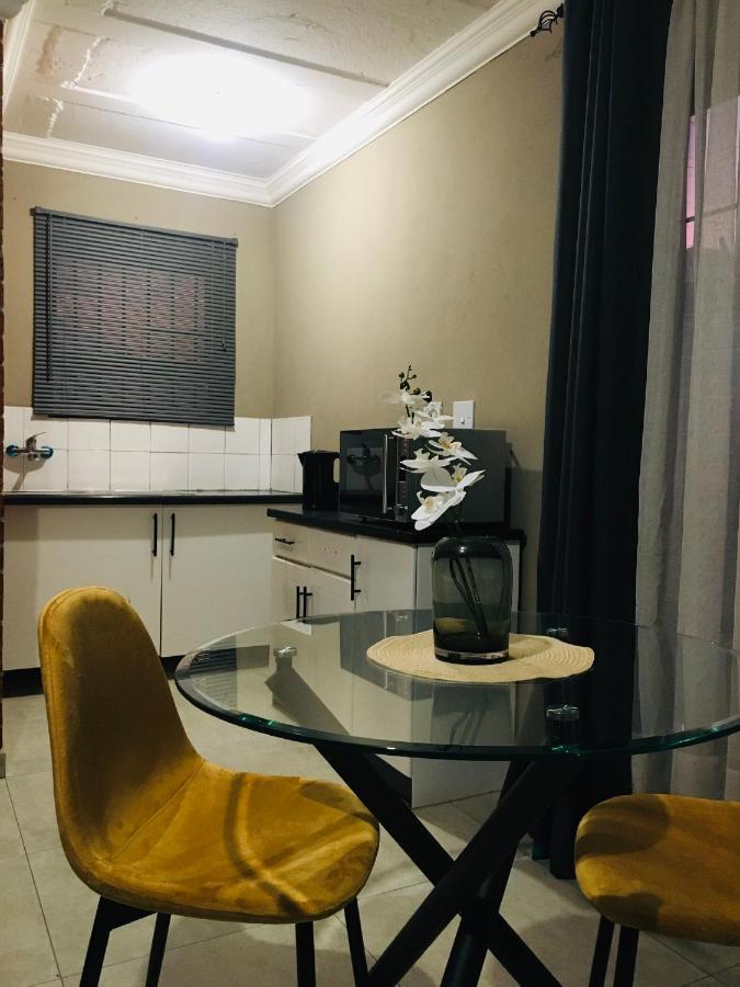 Black Rose Guesthouse Soweto Ngoại thất bức ảnh