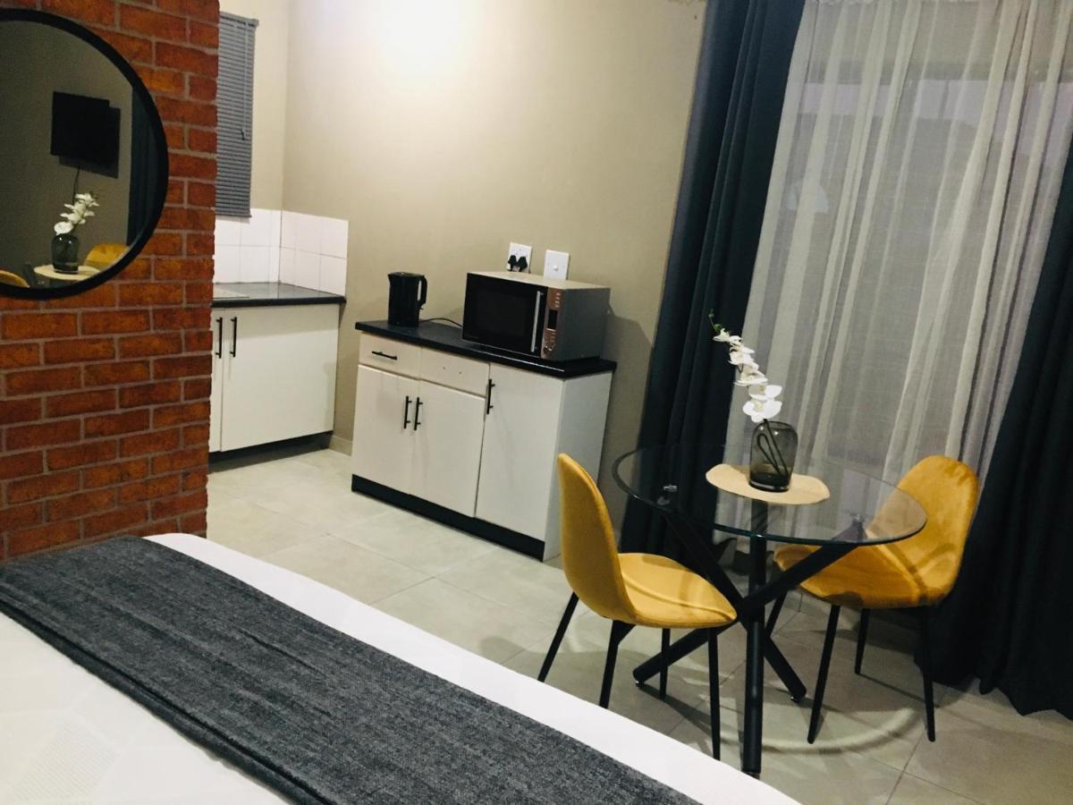 Black Rose Guesthouse Soweto Ngoại thất bức ảnh