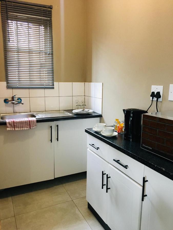 Black Rose Guesthouse Soweto Ngoại thất bức ảnh