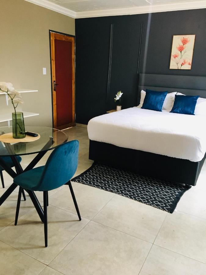 Black Rose Guesthouse Soweto Ngoại thất bức ảnh