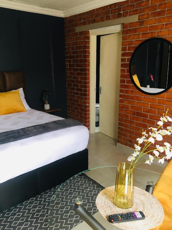 Black Rose Guesthouse Soweto Ngoại thất bức ảnh