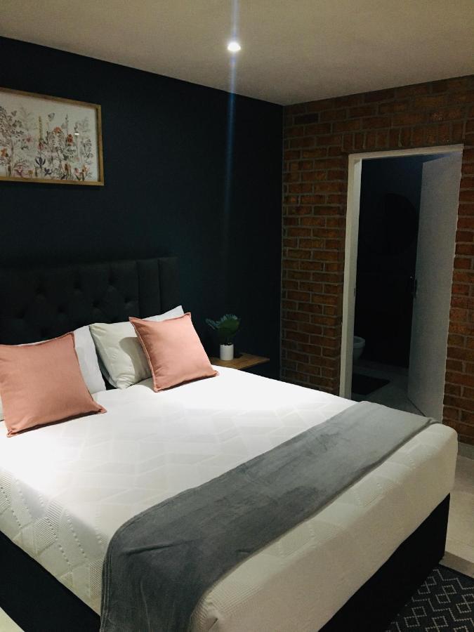 Black Rose Guesthouse Soweto Ngoại thất bức ảnh
