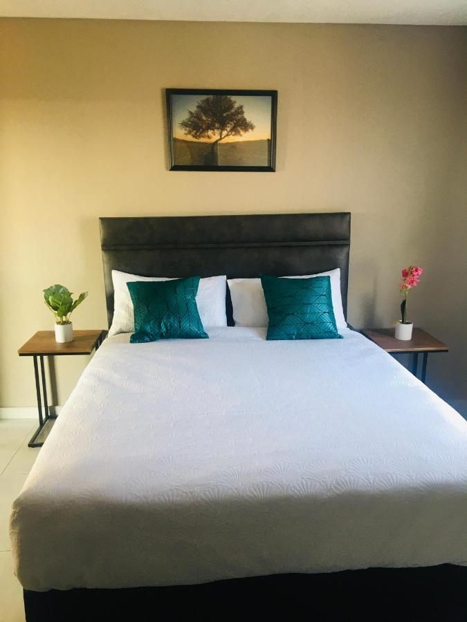 Black Rose Guesthouse Soweto Ngoại thất bức ảnh