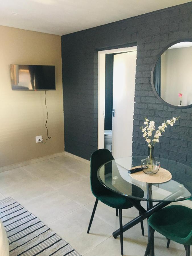 Black Rose Guesthouse Soweto Ngoại thất bức ảnh
