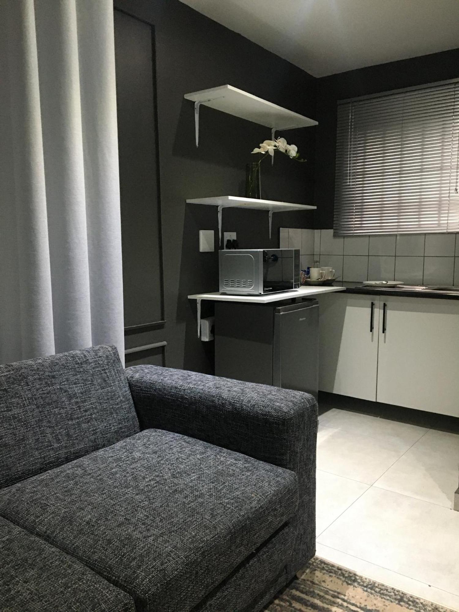 Black Rose Guesthouse Soweto Ngoại thất bức ảnh